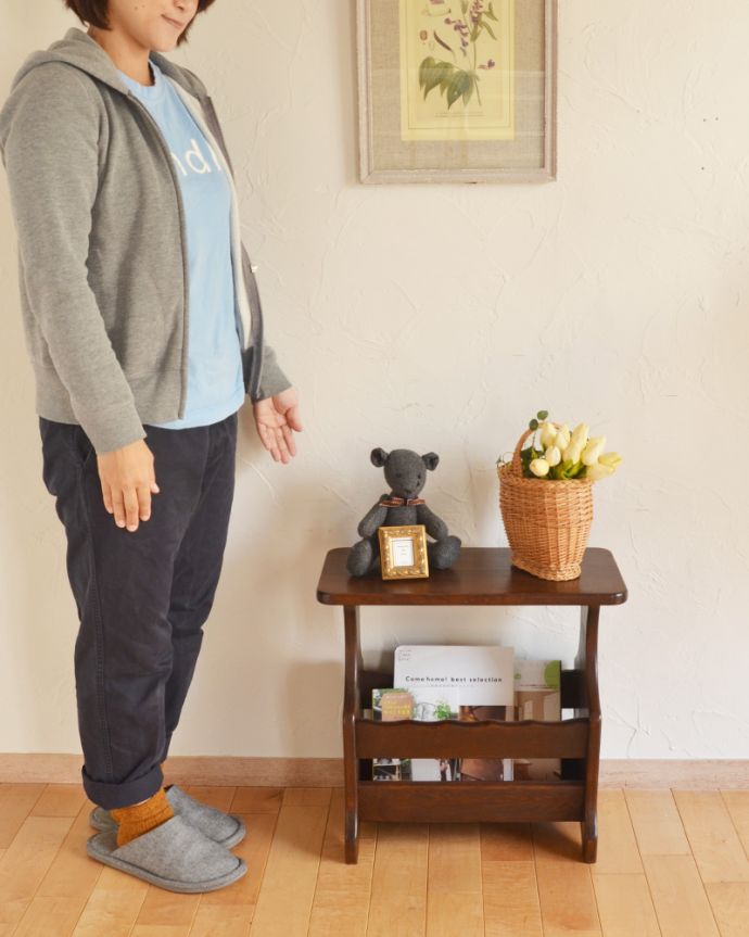 マガジンラック　アンティーク家具　いつでもどこでも使えるテーブル付きのアンティークマガジンラック。ベッドやソファの横など、どこにでもちょこんと置けるコンパクトサイズで便利です。(j-1829-f)