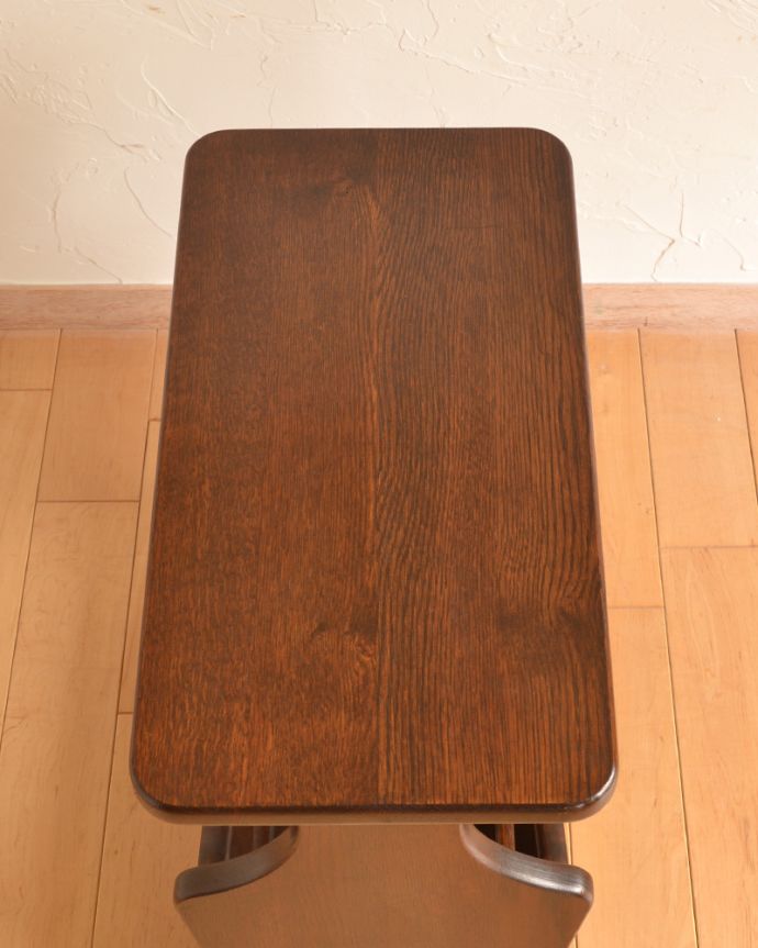 マガジンラック　アンティーク家具　いつでもどこでも使えるテーブル付きのアンティークマガジンラック。長方形の天板で、使い勝手がいいですよ。(j-1829-f)