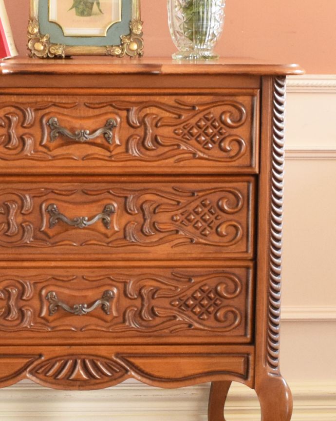 アンティークのチェスト アンティーク家具 ゴージャスな彫を施したアンティークのフレンチチェスト(3段)。「見せる収納」!置く場所を選ばずに使えちゃう。(j-1830-f)