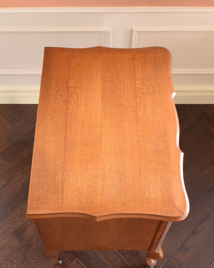 アンティークのチェスト アンティーク家具 ゴージャスな彫を施したアンティークのフレンチチェスト(3段)。何を置こうかな・・・?上から見ると、天板はこんな感じ。(j-1830-f)