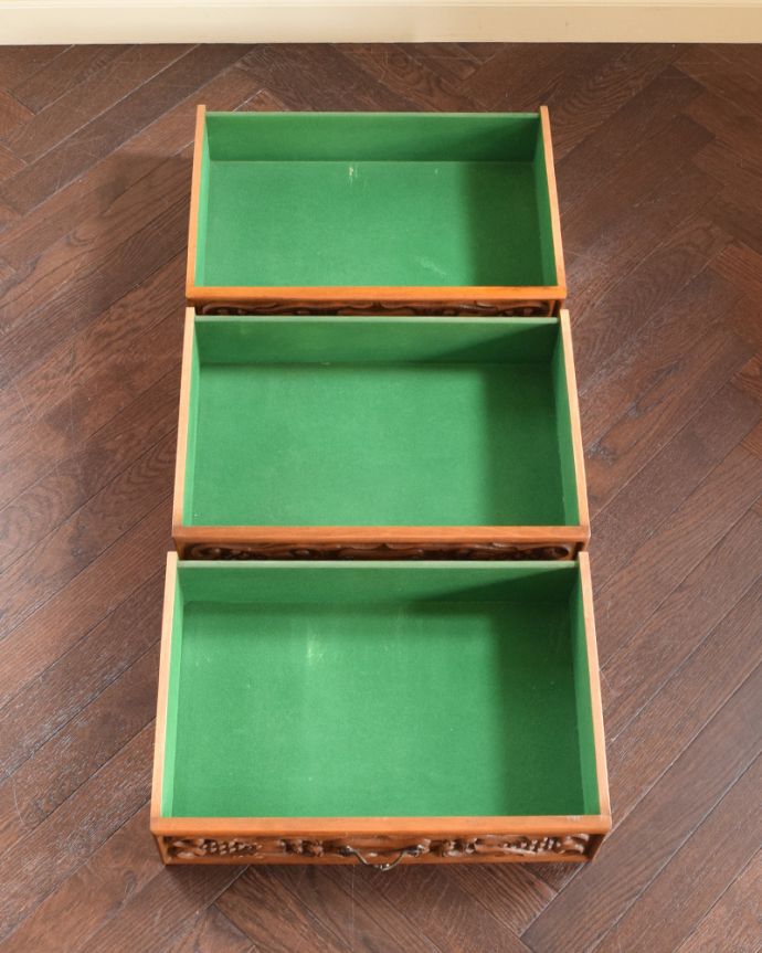 アンティークのチェスト アンティーク家具 ゴージャスな彫を施したアンティークのフレンチチェスト(3段)。何を入れてもOK引き出しは3杯。(j-1830-f)