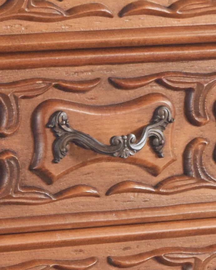 アンティークのチェスト アンティーク家具 ゴージャスな彫を施したアンティークのフレンチチェスト(3段)。開ける度にワクワクする取っ手優雅な引き出しの取っ手です。(j-1830-f)