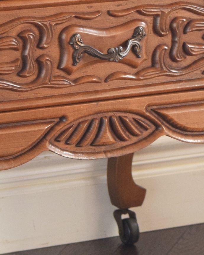 アンティークのチェスト アンティーク家具 ゴージャスな彫を施したアンティークのフレンチチェスト(3段)。やっぱり彫が一番!高級感のある彫。(j-1830-f)