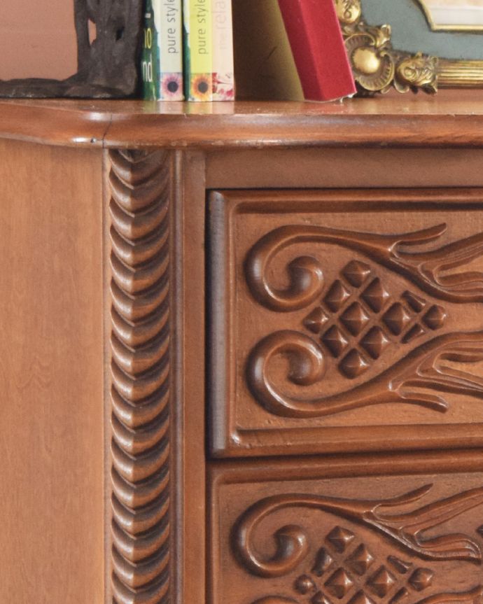 アンティークのチェスト アンティーク家具 ゴージャスな彫を施したアンティークのフレンチチェスト(3段)。贅沢に施した装飾。(j-1830-f)