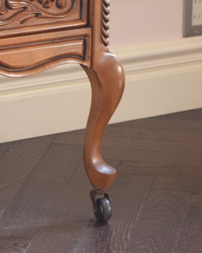 アンティークのチェスト アンティーク家具 ゴージャスな彫を施したアンティークのフレンチチェスト(3段)。脚先はキャスターになっています。(j-1830-f)