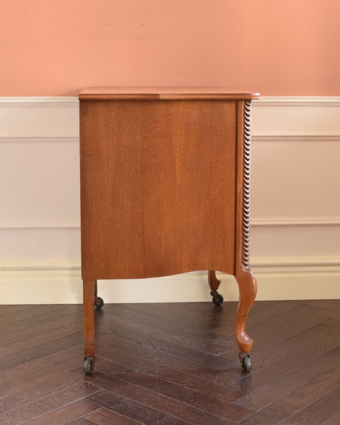 アンティークのチェスト アンティーク家具 ゴージャスな彫を施したアンティークのフレンチチェスト(3段)。横から見てもステキ横から見るとこんな感じ。(j-1830-f)