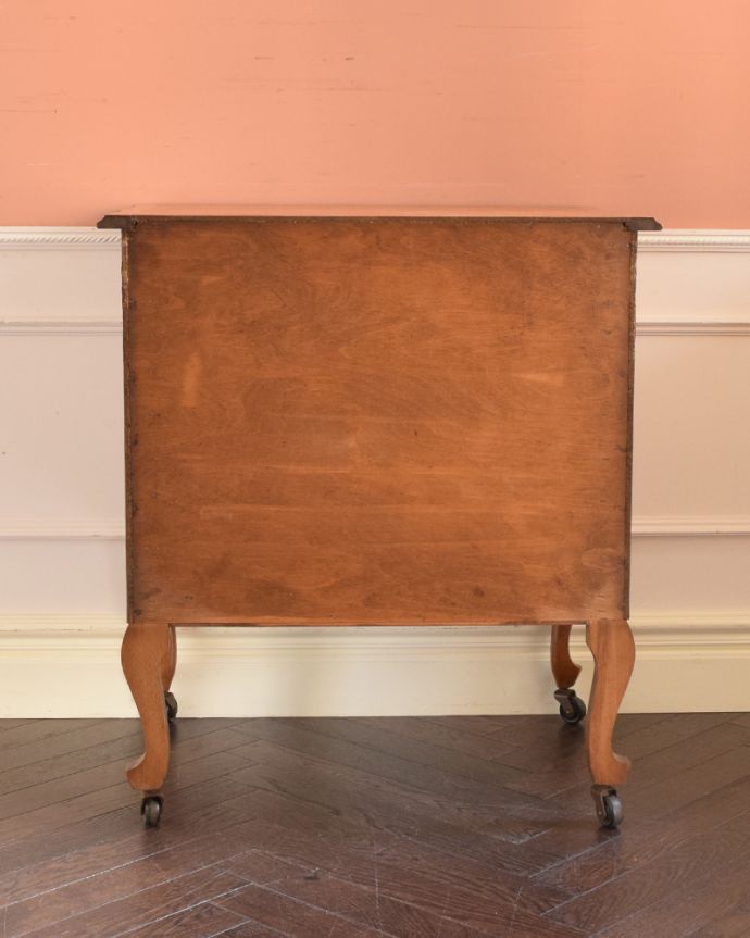 アンティークのチェスト アンティーク家具 ゴージャスな彫を施したアンティークのフレンチチェスト(3段)。メンテナンスしてあるので後姿もキレイ!アンティークは新品ではないので、もちろん経年変化によるキズはありますが、専門の職人が目立たないようキレイにお直しをしているので、後姿までキレイです。(j-1830-f)