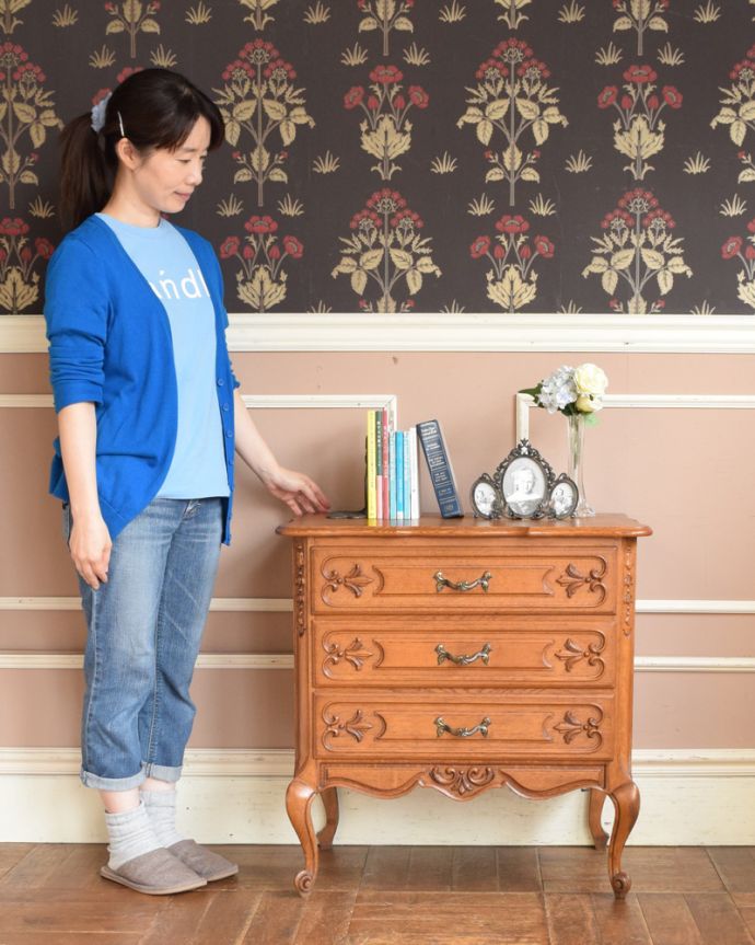 アンティークのチェスト アンティーク家具 小さくても、この存在感!アンティークのフレンチチェスト(3段引き出し)。美しい曲線美がフランスらしいんです。(j-1831-f)