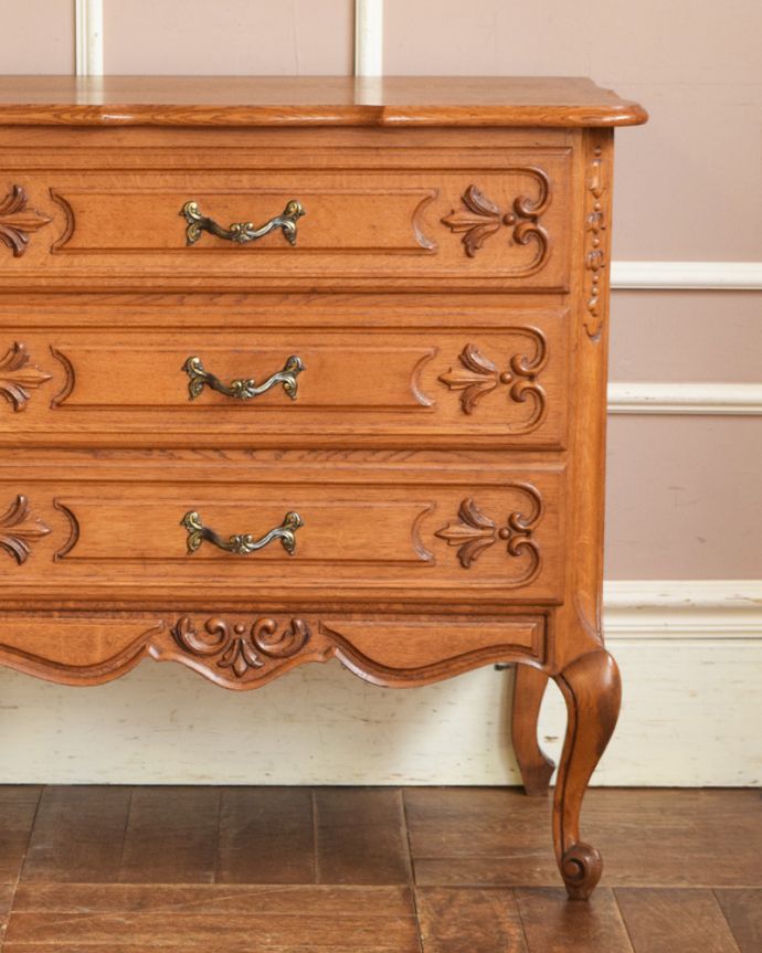 アンティークのチェスト アンティーク家具 小さくても、この存在感!アンティークのフレンチチェスト(3段引き出し)。「見せる収納」!置く場所を選ばずに使えちゃう。(j-1831-f)