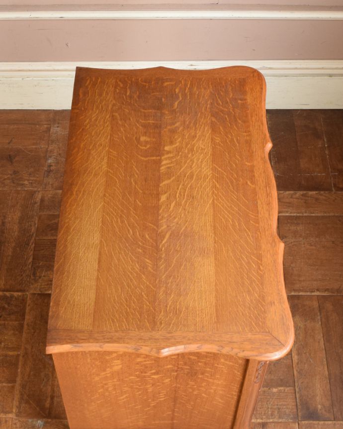 アンティークのチェスト アンティーク家具 小さくても、この存在感!アンティークのフレンチチェスト(3段引き出し)。何を置こうかな・・・?上から見ると、天板はこんな感じ。(j-1831-f)