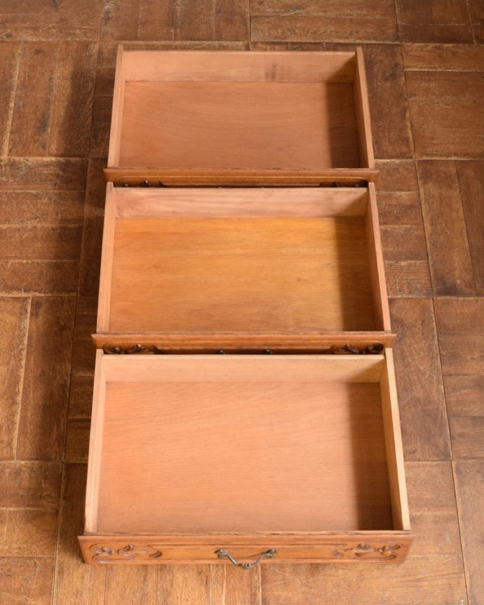 アンティークのチェスト アンティーク家具 小さくても、この存在感!アンティークのフレンチチェスト(3段引き出し)。何を入れてもOK引き出しは3杯。(j-1831-f)