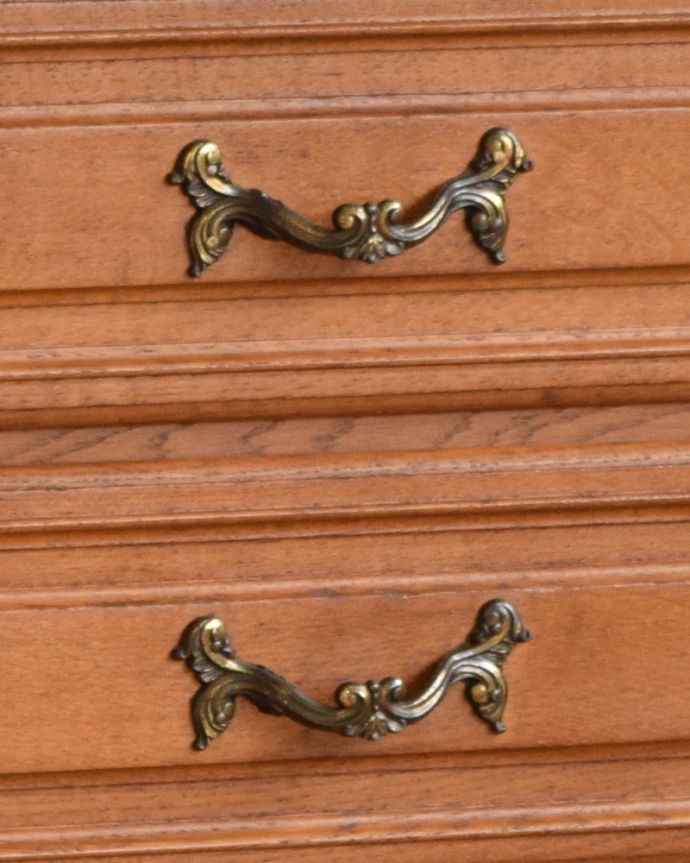 アンティークのチェスト アンティーク家具 小さくても、この存在感!アンティークのフレンチチェスト(3段引き出し)。開ける度にワクワクする取っ手優雅な引き出しの取っ手です。(j-1831-f)