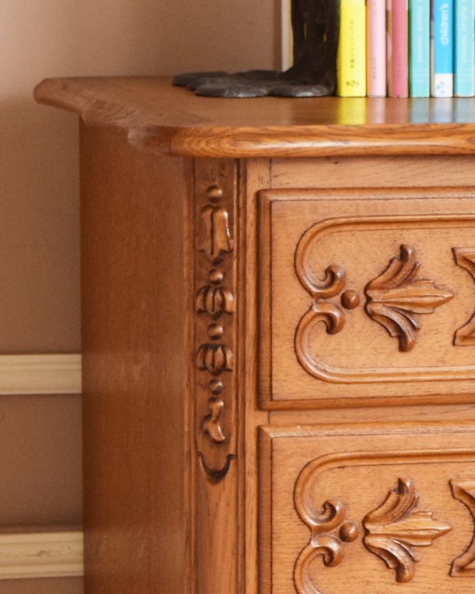 アンティークのチェスト アンティーク家具 小さくても、この存在感!アンティークのフレンチチェスト(3段引き出し)。さり気なく入った装飾。(j-1831-f)