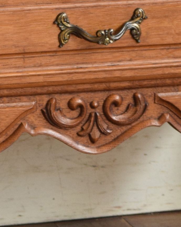アンティークのチェスト アンティーク家具 小さくても、この存在感!アンティークのフレンチチェスト(3段引き出し)。やっぱり彫が一番!高級感のある彫。(j-1831-f)