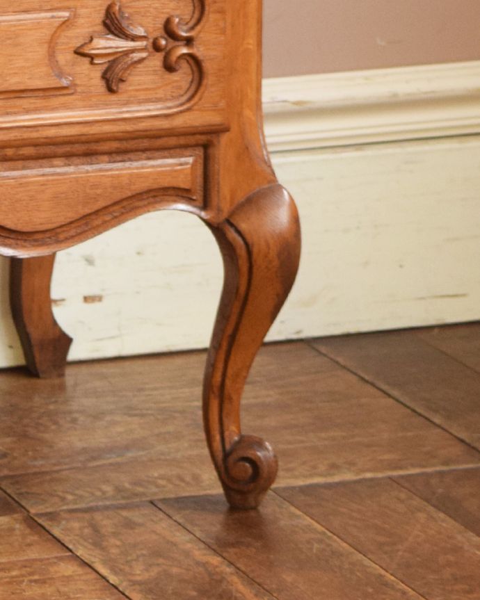 アンティークのチェスト アンティーク家具 小さくても、この存在感!アンティークのフレンチチェスト(3段引き出し)。幸せを運んでくれるデザイン人気の猫脚です。(j-1831-f)