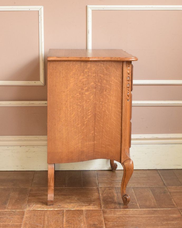 アンティークのチェスト アンティーク家具 小さくても、この存在感!アンティークのフレンチチェスト(3段引き出し)。横から見てもステキ横から見るとこんな感じ。(j-1831-f)