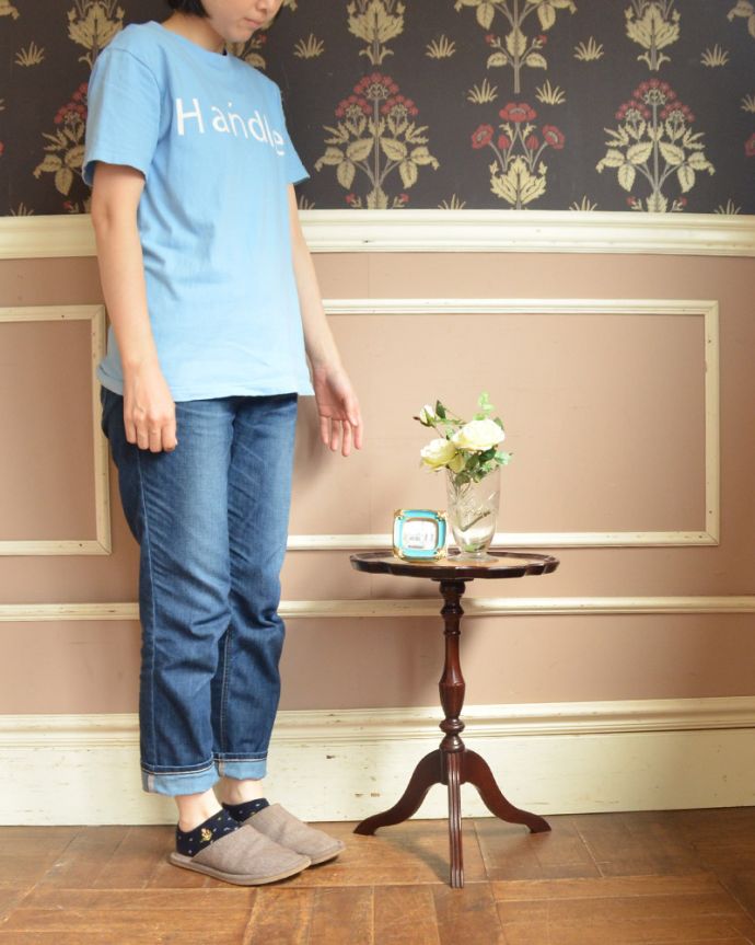 アンティークのテーブル　アンティーク家具　３本の脚がエレガント、革張りのワインテーブル（オケージョナルテーブル）。玄関で花器を飾ったり、ソファの横に持ってくれば、ちょうどいいサイドテーブルに。(j-1832-f)