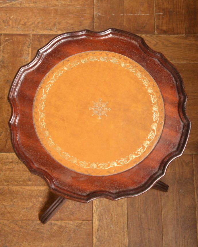 アンティークのテーブル　アンティーク家具　３本の脚がエレガント、革張りのワインテーブル（オケージョナルテーブル）。上から見ると、天板はこんな感じ。(j-1832-f)