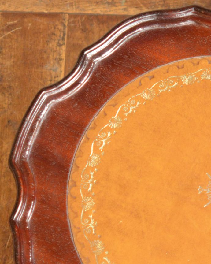 アンティークのテーブル　アンティーク家具　３本の脚がエレガント、革張りのワインテーブル（オケージョナルテーブル）。縁にはゴールドの装飾があります。(j-1832-f)