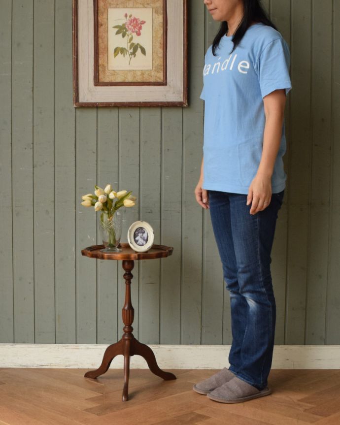 ロイドテーブル　アンティーク家具　木目もカッティングも美しいマホガニー材のアンティークワインテーブル（オケージョナルテーブル）。玄関で花器を飾ったり、ソファの横に持ってくれば、ちょうどいいサイドテーブルに。(j-1834-f)