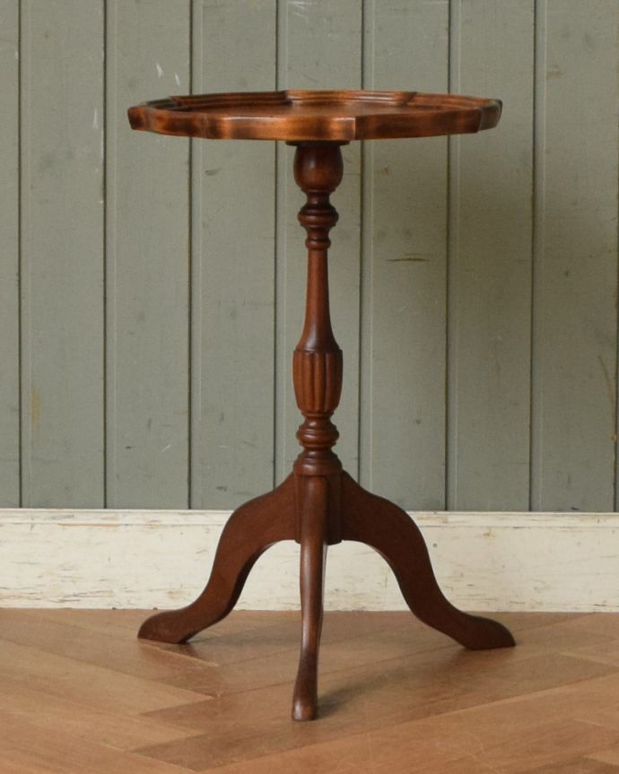 ロイドテーブル　アンティーク家具　木目もカッティングも美しいマホガニー材のアンティークワインテーブル（オケージョナルテーブル）。１つ１つキレイな装飾には、思わずうっとりしてしまいます。(j-1834-f)