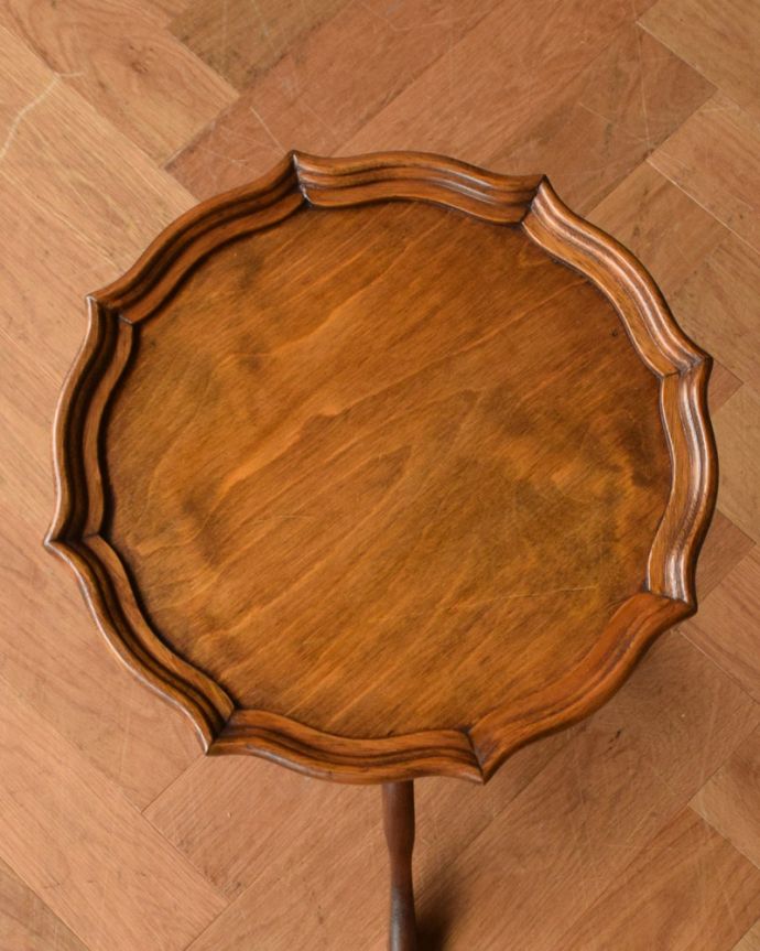 ロイドテーブル　アンティーク家具　木目もカッティングも美しいマホガニー材のアンティークワインテーブル（オケージョナルテーブル）。上から見ると、天板はこんな感じ。(j-1834-f)