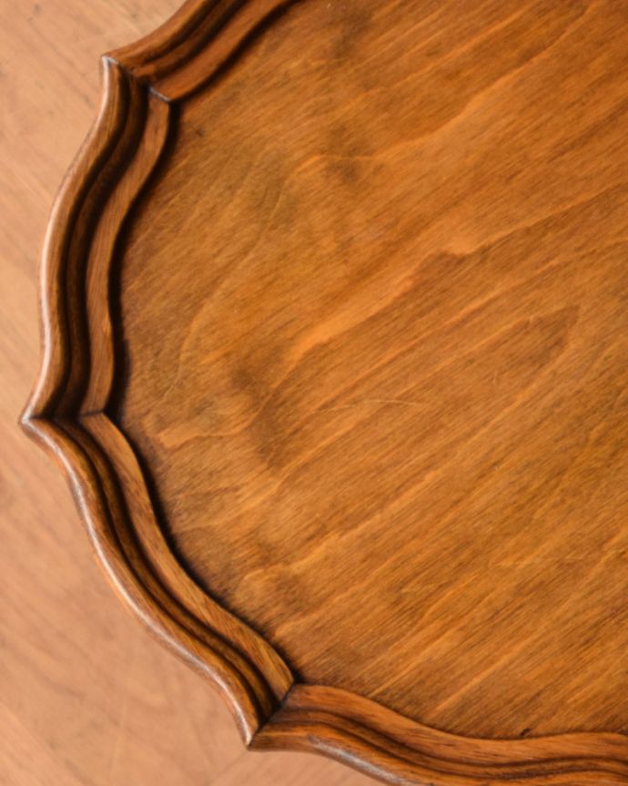 ロイドテーブル　アンティーク家具　木目もカッティングも美しいマホガニー材のアンティークワインテーブル（オケージョナルテーブル）。縁のカッティングがとっても優雅です。(j-1834-f)