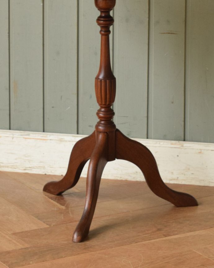 ロイドテーブル　アンティーク家具　木目もカッティングも美しいマホガニー材のアンティークワインテーブル（オケージョナルテーブル）。脚先までこだわりのシルエット。(j-1834-f)