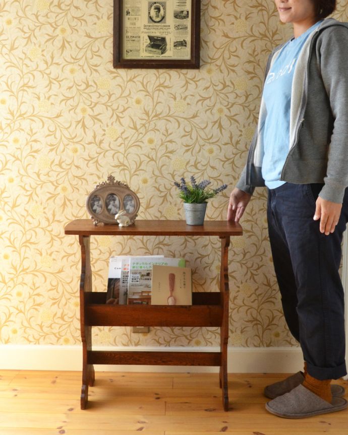 マガジンラック　アンティーク家具　ソファやベッドの横に置いて使えるアンティークの天板付きマガジンラック。ベッドやソファの横など、どこにでもちょこんと置けるコンパクトサイズで便利です。(j-1835-f)