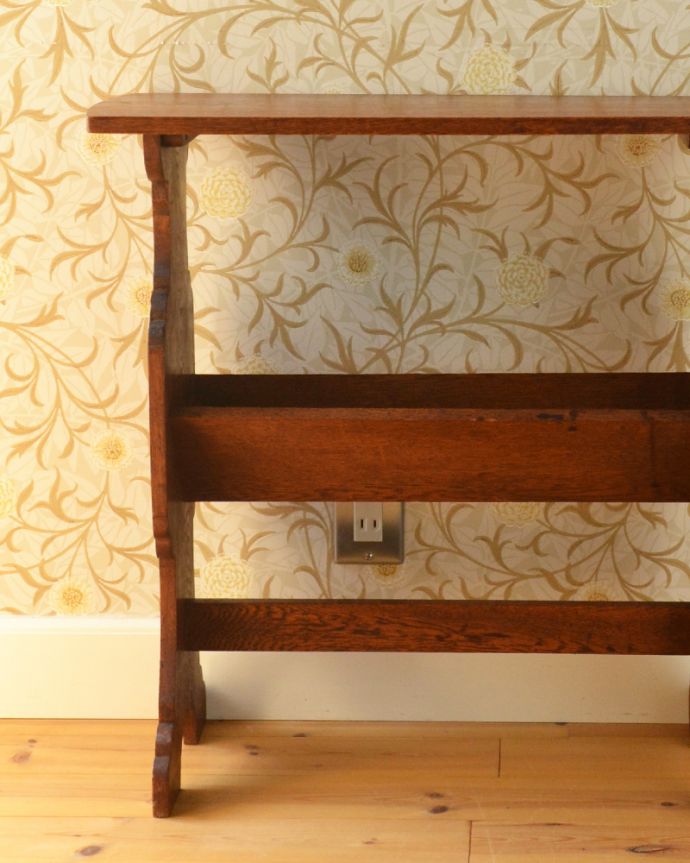 マガジンラック　アンティーク家具　ソファやベッドの横に置いて使えるアンティークの天板付きマガジンラック。デザインはとってもシンプル！だからこそ、和洋問わずに使いやすいのが魅力です。(j-1835-f)