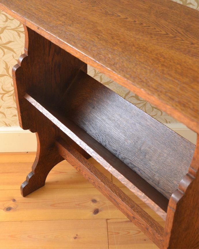 マガジンラック　アンティーク家具　ソファやベッドの横に置いて使えるアンティークの天板付きマガジンラック。中までしっかりとお手入れしています。(j-1835-f)