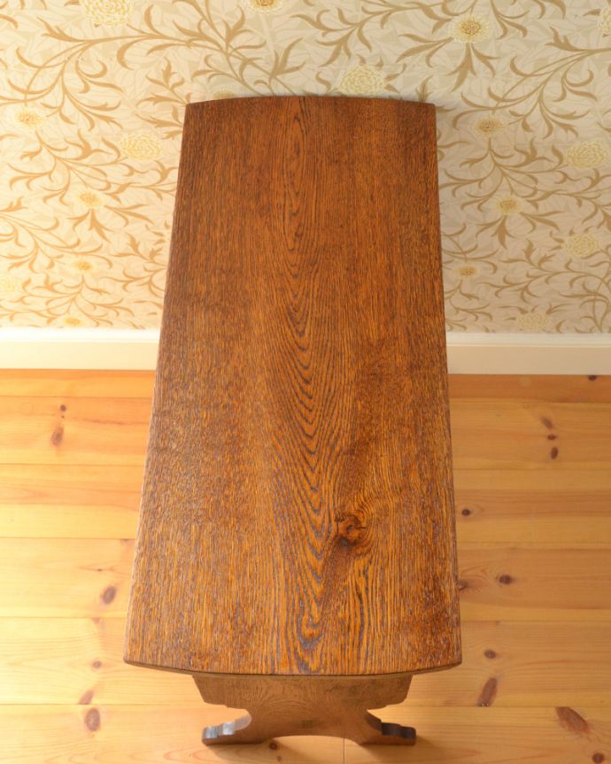 マガジンラック　アンティーク家具　ソファやベッドの横に置いて使えるアンティークの天板付きマガジンラック。天板があります。(j-1835-f)