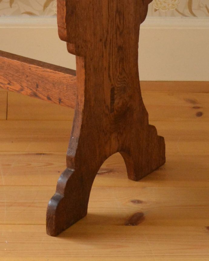 マガジンラック　アンティーク家具　ソファやベッドの横に置いて使えるアンティークの天板付きマガジンラック。しっかりした脚なので安定感があります。(j-1835-f)