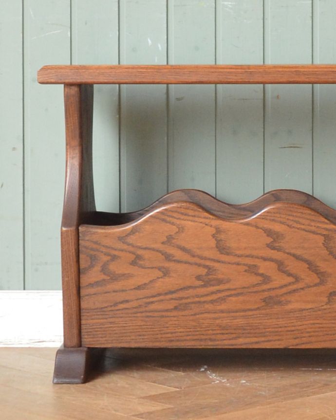マガジンラック　アンティーク家具　波のようなキレイなカッティング、天板付きのアンティークマガジンラック。文庫本や雑誌など置いてもこのマガジンラックならお洒落に見えます。(j-1836-f)