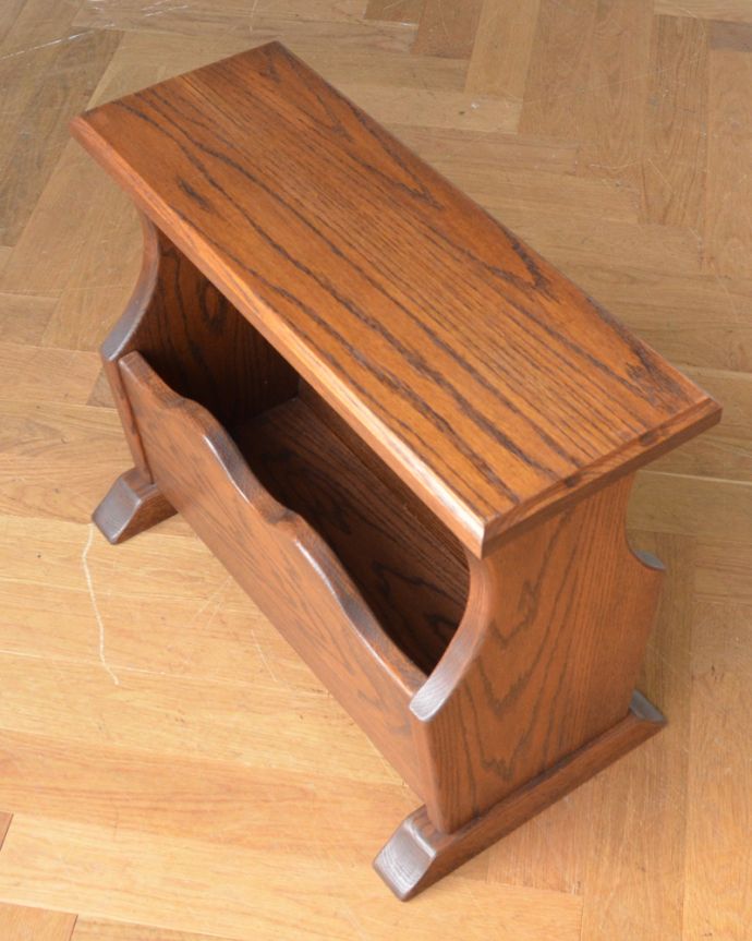 マガジンラック　アンティーク家具　波のようなキレイなカッティング、天板付きのアンティークマガジンラック。中までしっかりとお手入れしています。(j-1836-f)