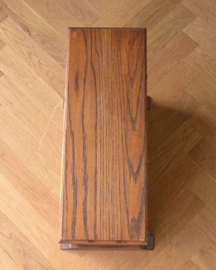 マガジンラック　アンティーク家具　波のようなキレイなカッティング、天板付きのアンティークマガジンラック。長方形の天板で、使い勝手がいいですよ。(j-1836-f)