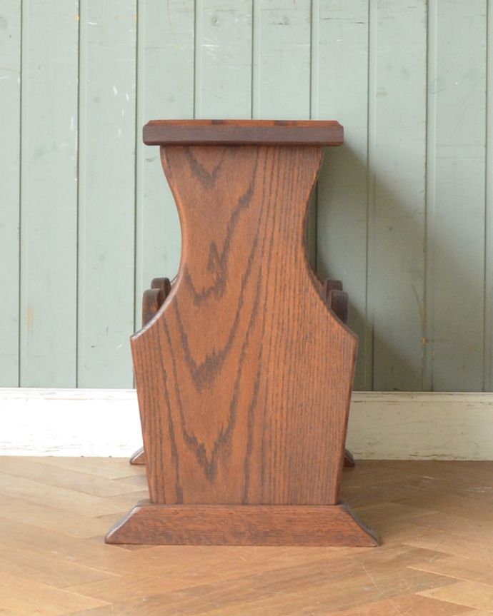 マガジンラック　アンティーク家具　波のようなキレイなカッティング、天板付きのアンティークマガジンラック。アンティークは新品ではないので、もちろん経年変化によるキズはありますが、専門の職人が目立たないようキレイにお直しをしているので、どこから見てもキレイです。(j-1836-f)