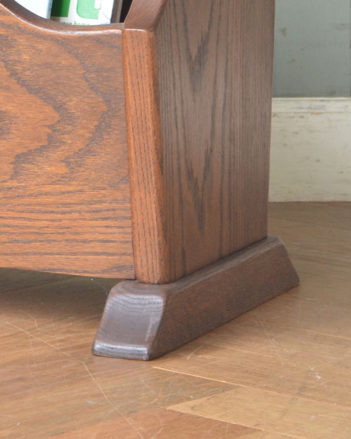 マガジンラック　アンティーク家具　波のようなキレイなカッティング、天板付きのアンティークマガジンラック。メンテナンスしているので安心してお使いいただけます。(j-1836-f)