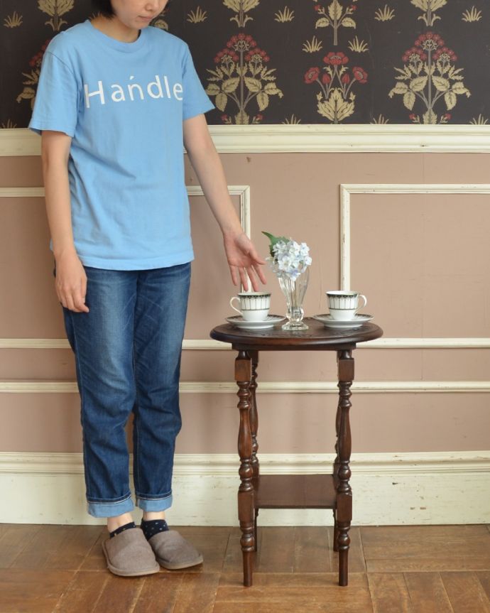 ロイドテーブル　アンティーク家具　アンティークの英国家具、天板にお花の彫りがたっぷりなオケージョナルテーブル（ティーテーブル）。玄関で花器を飾ったり、ソファの前に持ってくれば、ちょうどいいサイドテーブルに。(j-1838-f)