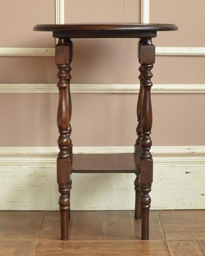 ロイドテーブル　アンティーク家具　アンティークの英国家具、天板にお花の彫りがたっぷりなオケージョナルテーブル（ティーテーブル）。アンティークは新品ではないので、もちろん経年変化によるキズはありますが、専門の職人が目立たないようキレイにお直しをしているので、後姿までキレイです。(j-1838-f)