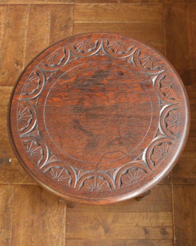 ロイドテーブル　アンティーク家具　アンティークの英国家具、天板にお花の彫りがたっぷりなオケージョナルテーブル（ティーテーブル）。上から見ると、天板はこんな感じ。(j-1838-f)