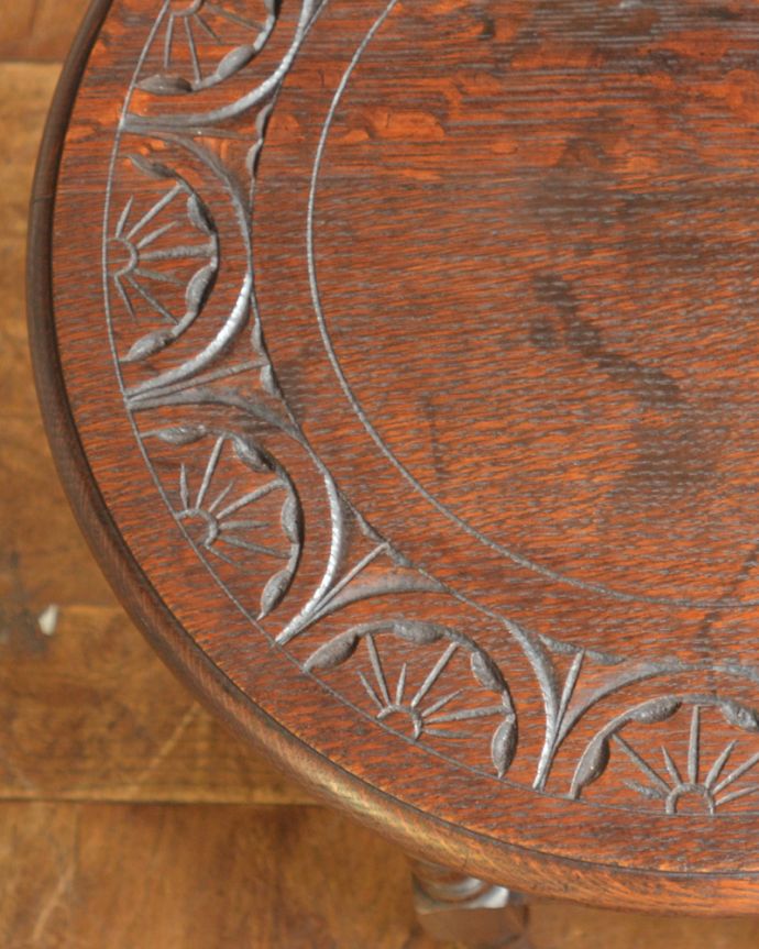 ロイドテーブル　アンティーク家具　アンティークの英国家具、天板にお花の彫りがたっぷりなオケージョナルテーブル（ティーテーブル）。天板の彫の模様が美しいデザインです。(j-1838-f)