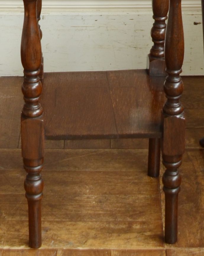 ロイドテーブル　アンティーク家具　アンティークの英国家具、天板にお花の彫りがたっぷりなオケージョナルテーブル（ティーテーブル）。下にはちょっとした物置があります。(j-1838-f)