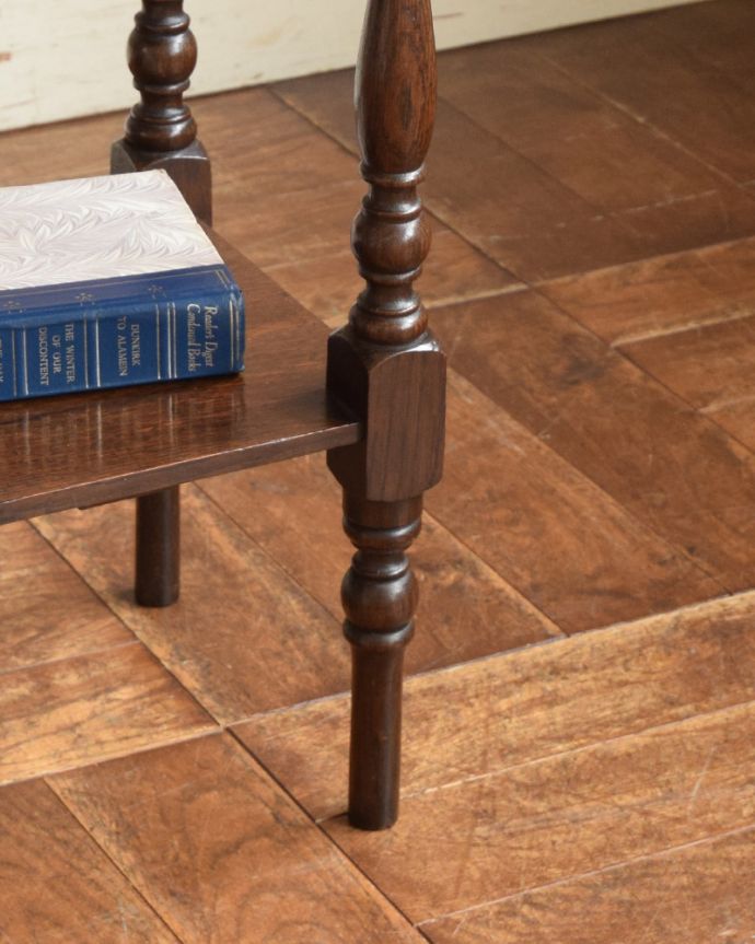 ロイドテーブル　アンティーク家具　アンティークの英国家具、天板にお花の彫りがたっぷりなオケージョナルテーブル（ティーテーブル）。きちんとお直ししていますので、しっかりとした安定感があります。(j-1838-f)