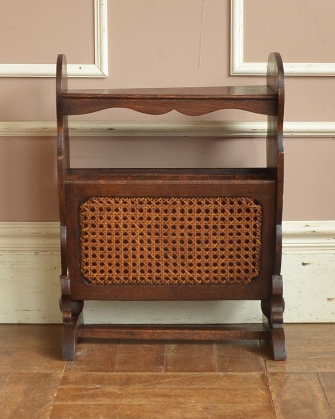 チーク材　アンティーク家具　綺麗な編み目がポイント、テーブルが付いたお洒落なアンティークマガジンラック。編み目がお洒落なデザインです。(j-1839-f)