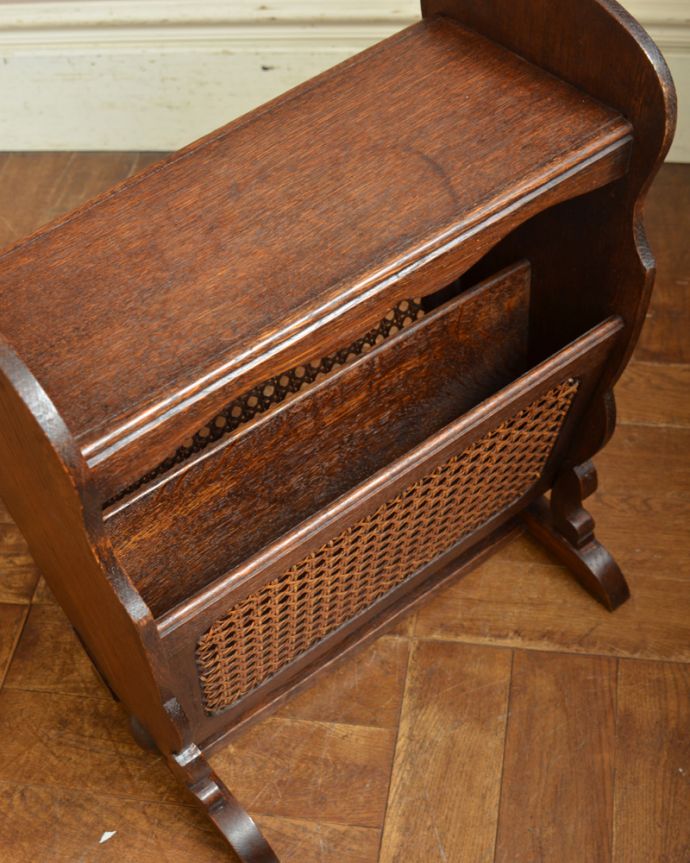 チーク材　アンティーク家具　綺麗な編み目がポイント、テーブルが付いたお洒落なアンティークマガジンラック。中までしっかりとお手入れしています。(j-1839-f)