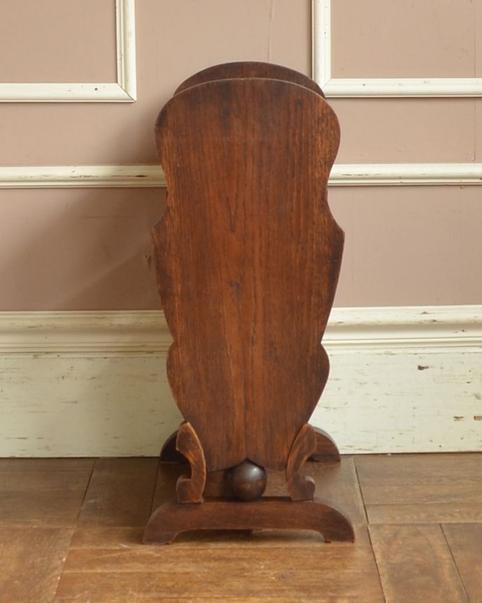 チーク材　アンティーク家具　綺麗な編み目がポイント、テーブルが付いたお洒落なアンティークマガジンラック。※アンティークは新品ではないので、経年変化によるキズはありますが、専門の職人によって目立たないようにキレイにお直しをしています。(j-1839-f)