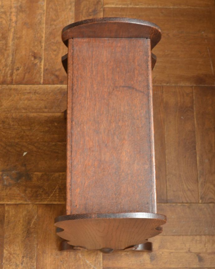 チーク材　アンティーク家具　綺麗な編み目がポイント、テーブルが付いたお洒落なアンティークマガジンラック。長方形の天板で、使い勝手がいいですよ。(j-1839-f)