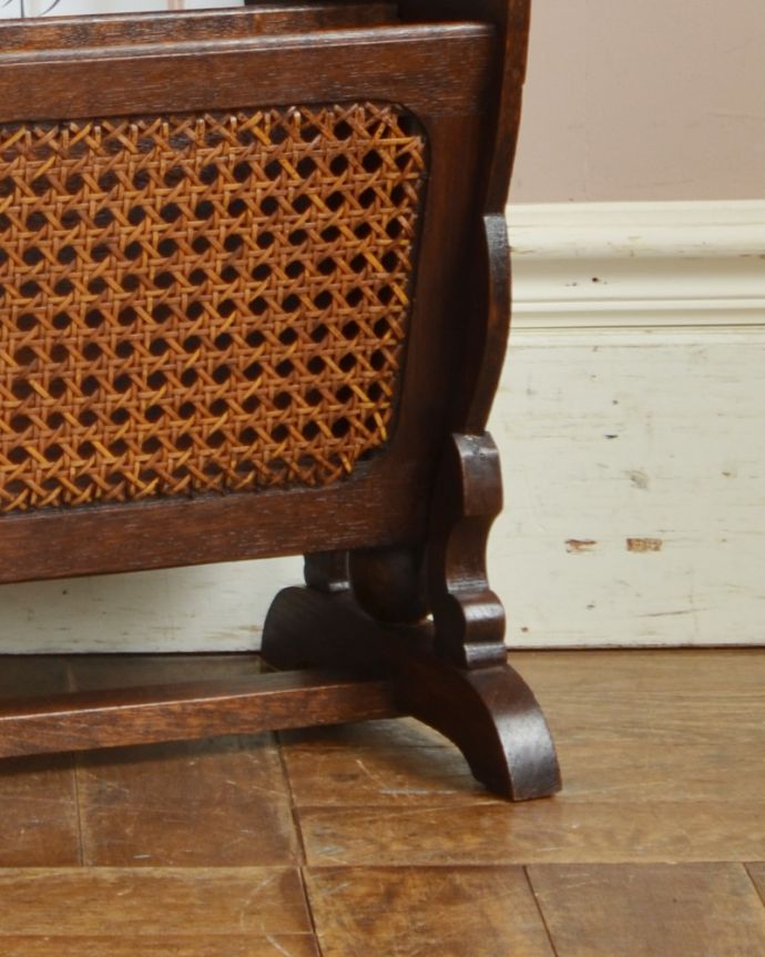 チーク材　アンティーク家具　綺麗な編み目がポイント、テーブルが付いたお洒落なアンティークマガジンラック。メンテナンスしているので安心してお使いいただけます。(j-1839-f)