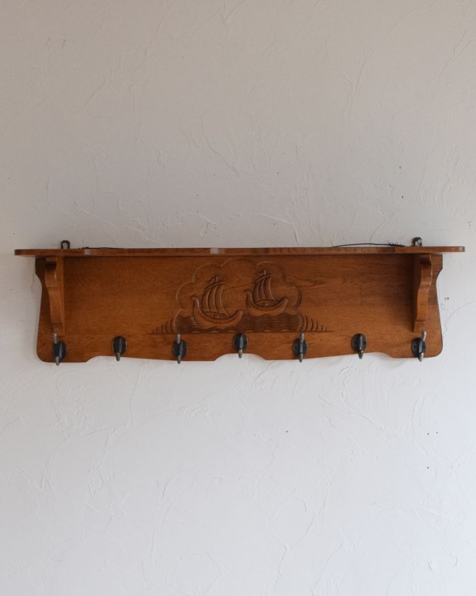ウォールシェルフ・ウォールハンガー　アンティーク家具　フランスアンティーク家具、帆船が彫刻されたウォールハンガー（壁付けシェルフ）。木製で存在感のある本格的なインテリアです。(j-1840-f)
